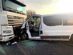 Під Києвом зітнулися вантажівка та мікроавтобус: один із водіїв потрапив у лікарню