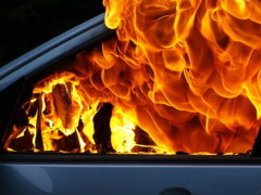 Гарячий ранок на Бучанщині: із невідомих причин посеред дороги спалахнув легковик (ВІДЕО)