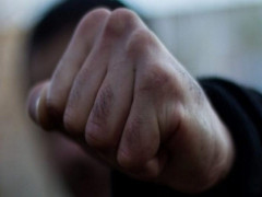 На Київщині чоловік відлупцював палицею ледь не до смерті свого знайомого 