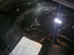 Помста за подругу: у Білій Церкві поліцейське авто розбила каменем п’яна жінка