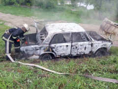 У Бучі спалахнув "жигуль": причина пожежі встановлюється