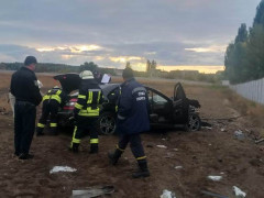 У Володарському районі автомобіль влетів у залізобетонну огорожу (ФОТО)