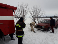 У Володарському районі рятувальники буксирували автомобіль з маленькими дітьми (ФОТО)