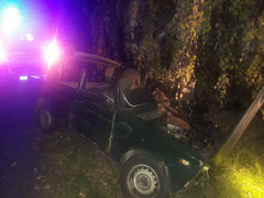 Під Обуховом автомобіль зіткнувся з деревом: є загиблий