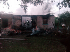 На Бориспільщині від згорівшого будинку залишилися лише стіни (ФОТО)