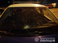 У Білій Церкві хуліган відром розбив скло поліцейського авто