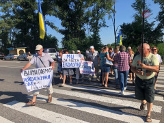 У Баришівському районі селяни перекрили трасу через будівництво свинокомбінату (ФОТО)