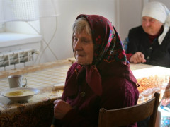 У Вишгороді поліцейські допомагають літнім людям продуктовими наборами (ФОТО)