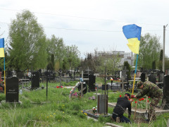 У Вишневому на могилах воїнів АТО встановили прапори (ФОТО)