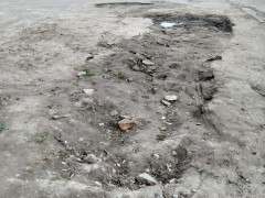 Тротуар у Фастові після роботи комунальників перетворився на суцільну яму