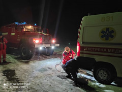 Рятівникам теж інколи потрібні рятівники: на Макарівщині ДСНСівці рятували "швидку" зі снігового полону (ВІДЕО)