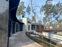 У Бучі майже добудували галерею посеред парку