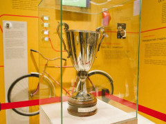 На виставці про Чорнобиль у Києві представили Кубок УЄФА 1986 року