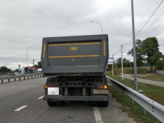 На Київщині Mercedes-Benz перевозив пісок без відповідних документів