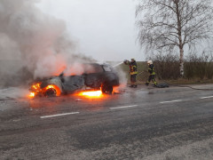 На Обухівщині посеред дороги вщент згорів автомобіль (ВІДЕО)