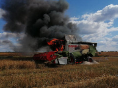 На Іванківщині посеред поля загорілася дороговартісна сільгосп техніка (ВІДЕО)