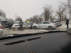 Масштабна ДТП за участю шести автівок заблокувала рух на головній вулиці Вишневого (ФОТО)