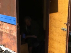 У селі під Києвом жінка виставила чоловіка з дому: він живе в залізній будці
