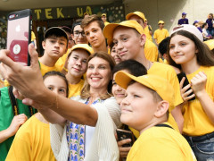Дружина президента України Зеленського та актори відомого серіалу відвідали дитячий табір під Києвом (ФОТО) 