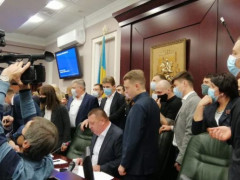 У Київоблраді сталась бійка через депутата з "ковідом" (ВІДЕО)