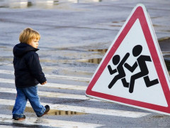 У Броварах на одній з вулиць з`явились фігурки школярів (ФОТО)