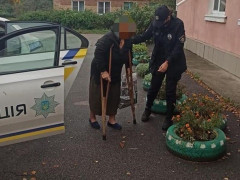 У Кагарлику правоохоронці допомогли старенькій бабусі дістатися додому (ФОТО)
