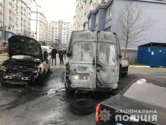 У Петропавлівській Борщагівці чоловік через ревнощі підпалив чотири автівки