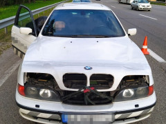На трасі під Києвом у водія BMW несподівно відкрився капот