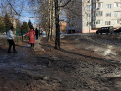 Вийти неможливо: у центрі Глевахи тротуар перетворився на багнюку