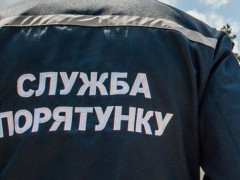 На Київщині рятувальники продовжують визволяти зі снігового полону автівки (ФОТО)