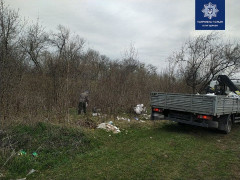У Білій Церкві затримали водія вантажівки, який вивозив сміття до лісу