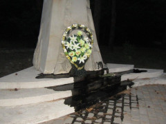 У Золочівській ОТГ пам'ятник Небесної Сотні облили невідомою рідиною (ФОТО)