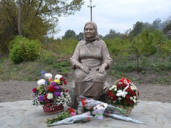 Фото дня: на Бориспільщині стоїть Монумент Матері скопійований з реальної особи