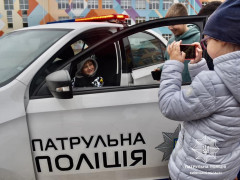 Патрульні спільно з рятувальниками познайомили школярів Київщини зі своїми професіями
