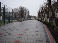 У Макарові на території ліцею оригінальним чином поклали тротуарну плитку