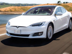 На Київщині шукають водія автомобіля Tesla, щоб здійснити мрію пенсіонера