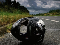 Під Києвом мотоцикліст не впорався з керування та врізався в іномарку  (ФОТО)
