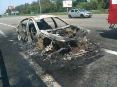 У Бориспільському районі посеред дороги згоріла іномарка (ФОТО)