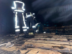 Пожежа на Вишгородщині: вогонь ледь не залишив родину без даху над головою (ФОТО)