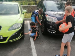 TikTok-челендж: в Обухові підлітки крадуть автомобільні ковпачки
