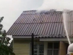 У Макарові від удару блискавки загорівся будинок (ВІДЕО)