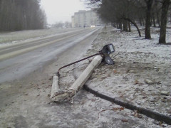 У Славутичі невідомий на автомобілі зніс електроопору (ФОТО)