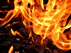На Білоцерківщині пожежники витягнули з палаючого будинку жінку