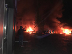На стоянці багатоквартирного будинку в Крюківщині загорілося одразу п’ять автомобілів (ФОТО)
