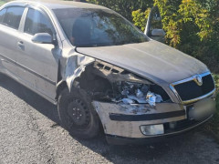 На Київщині водій Skoda Octavia зіткнувся з автівкою поліцейських (ФОТО)
