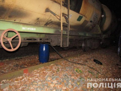 На Васильківщині залізничники викрали 500 л дизпалива з вагона-цистерни (ФОТО)