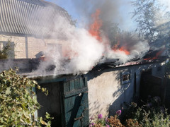 На Київщині 14 вогнеборців гасили пожежу в господарчій будівлі