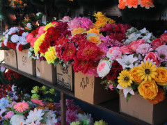 Мешканців Дмитрівської громади просять не приносити на кладовища штучні квіти