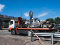 Під Києвом автомобіль з іноземцями на швидкості врізався у фуру: є постраждалі (ФОТО, ВІДЕО) 