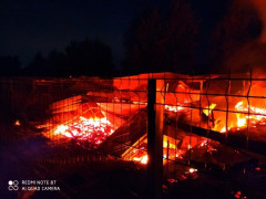 На Броварщині нічна пожежа вщент знищила заготівлі на зиму (ФОТО)